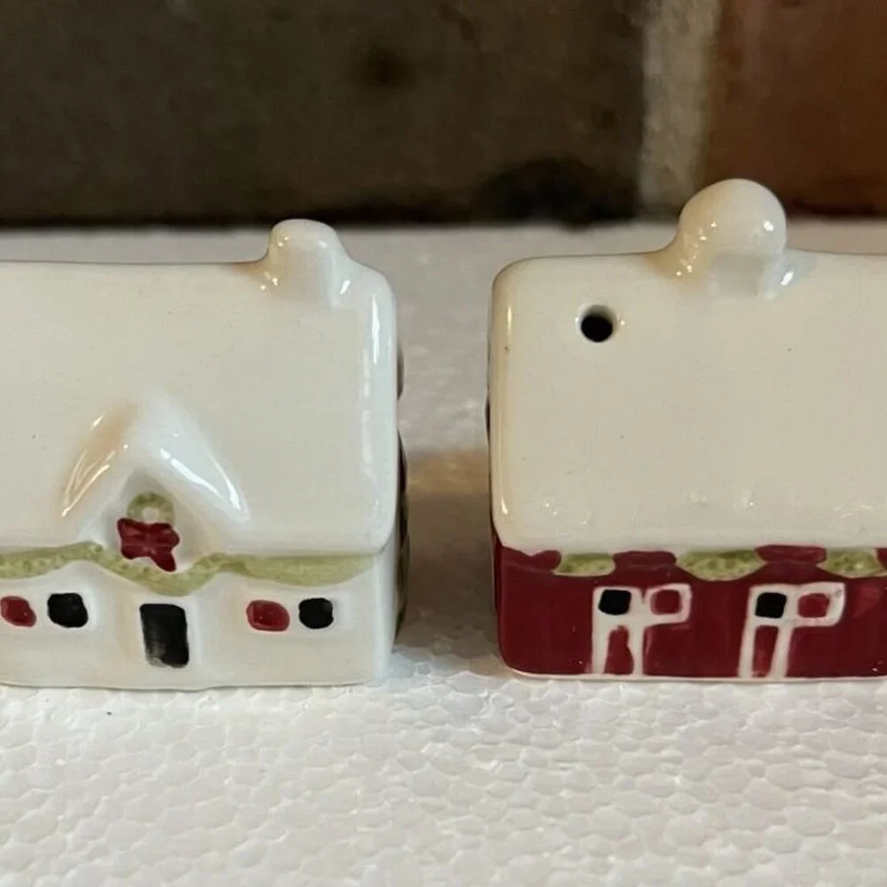 NEW Christmas Country Cottage Salt & Pepper Shaker Set / Ornament